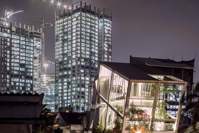 Buổi tối rực sáng như một ngọn đèn.