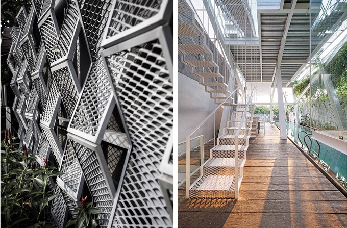 Cánh cổng và bậc thang đều dùng lưới thép. Nếu cổng tạo hình nhấp nhô độc đáo nhưng vẫn đảm bảo tính riêng tư thì bậc cầu thang tạo hình nên những sợi nắng gây ấn tượng đồng thời giúp không khí và ánh sáng lưu thông trong nhà.