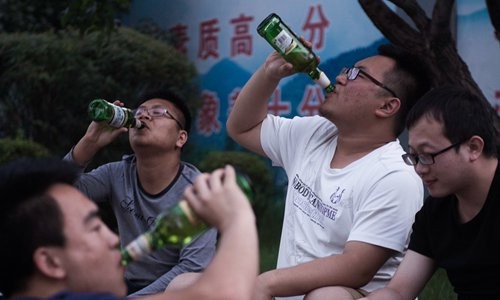 T&igrave;nh trạng sinh vi&ecirc;n say rượu diễn ra kh&aacute; nhiều khiến c&aacute;c trường đại học đưa ra lệnh cấm. Ảnh: VCG.