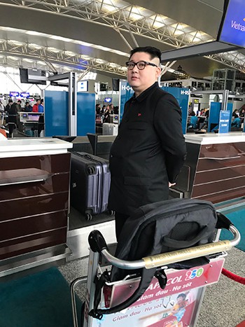 Howard, bản sao của ông Kim Jong-un, tại sân bay Nội Bài sáng nay. Ảnh: CTV.