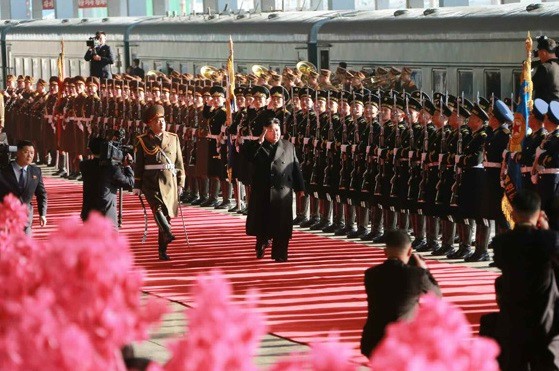 Ông Kim Jong Un rời nhà ga Bình Nhưỡng ngày 23/2. Ảnh: Rodong Sinmun.