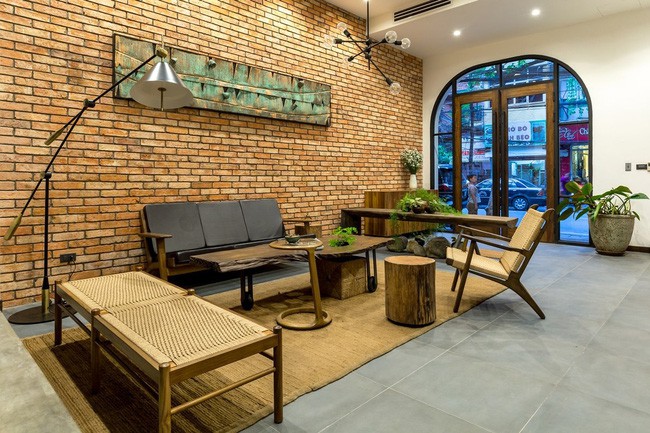 Ngôi nhà là sự kết hợp hài hòa của yếu tố cổ điển và hiện đại.