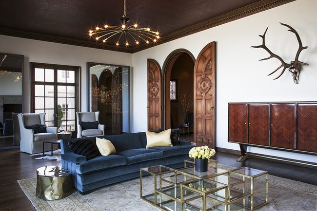 Một mẫu bàn trà phù hợp với người dùng cũng có chiều cao cân đối với chiều cao ghế ngồi phòng khách.