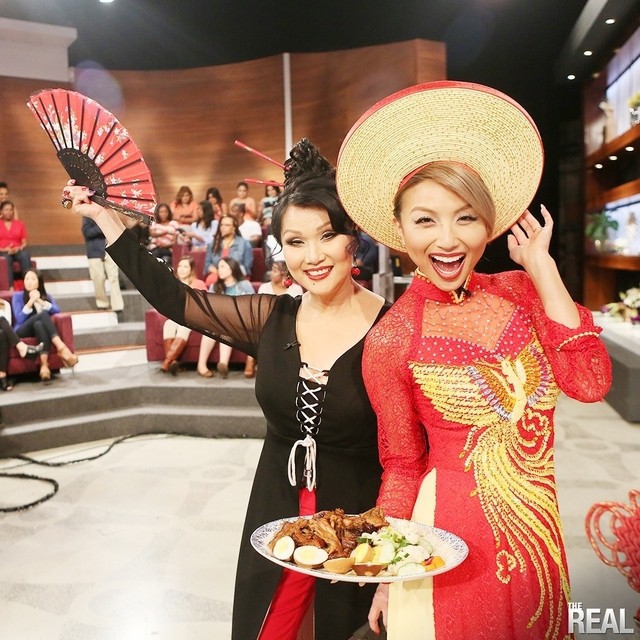 Jeannie Mai và mẹ mặc áo dài trong The Real.