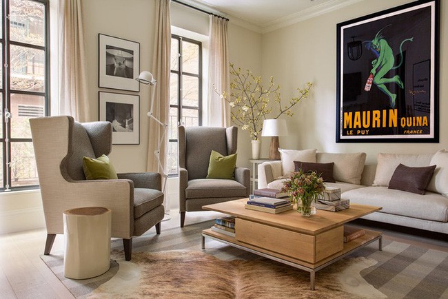 Khi đi kèm với bộ ghế sofa có kiểu dáng khá lớn, bạn nên chọn những mẫu bàn trà kiểu dáng thanh mảnh để tạo cảm giác cân bằng.