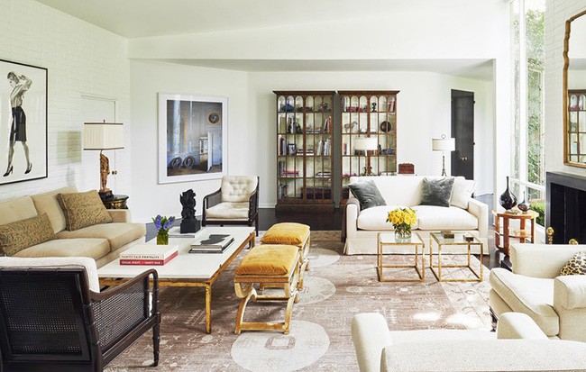 Chiều dài bàn trà hình chữ nhật cân xứng với chiều dài ghế ngồi sẽ mang đến người dùng cảm giác thoải mái khi sử dụng.