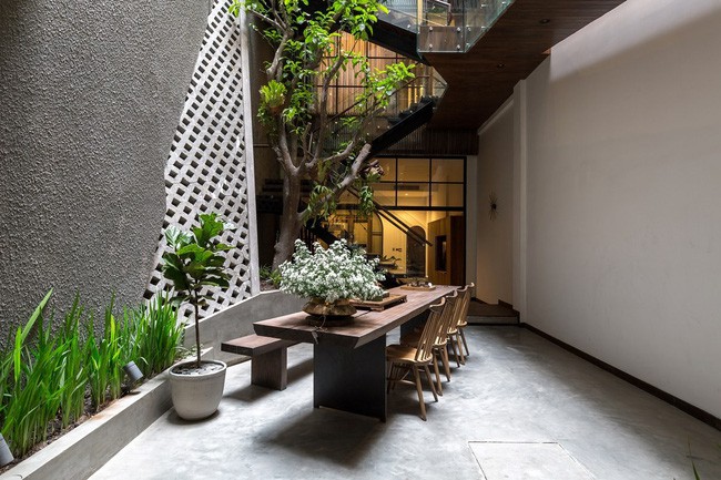 Khoảng sân vườn đắt giá của ngôi nhà.