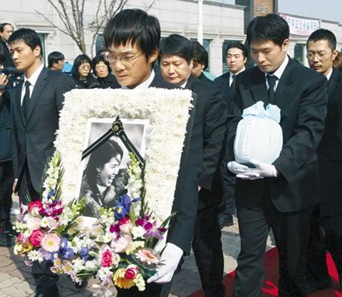 Lễ tang đẫm nước mắt của Lee Eun Joo vào năm 2005.