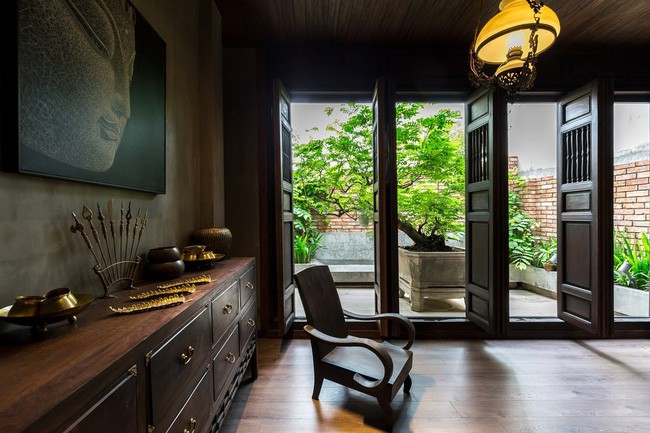 Một căn phòng đậm chất ngày xưa ơi với cửa bức bàn, nội thất gỗ.