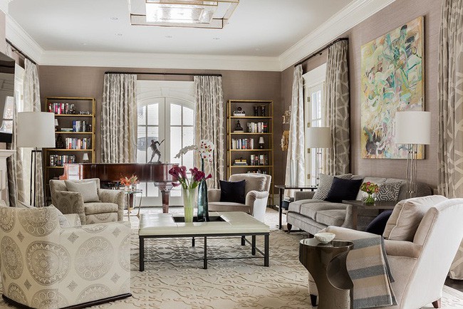 Cùng với nhu cầu sử dụng ngày càng cao của nhiều gia đình, không gian bàn trà ngày càng được trang trí nhiều hơn để tạo điểm nhấn cho căn phòng.