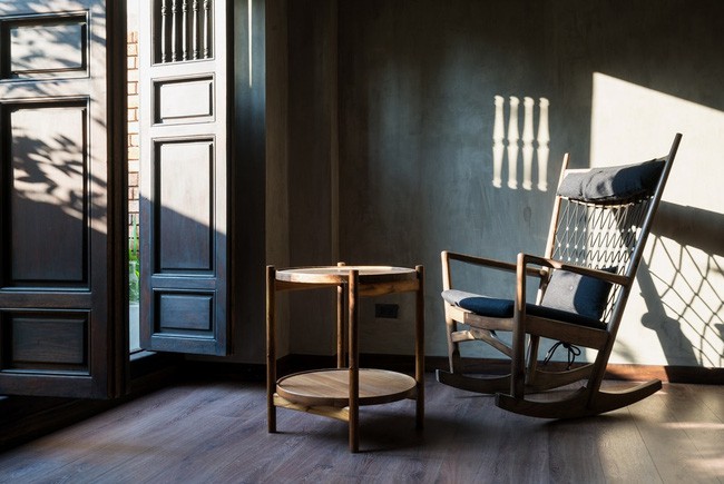 Đan xen với đó là những món nội thất mang tinh thần hiện đại, đảm bảo sự tiện nghi.