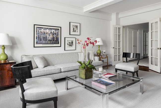 Nhiều gia đình lựa chọn những bình hay chậu hoa tươi đặt trên bàn trà để mang lại vẻ đẹp đầy sức sống cho phòng khách.