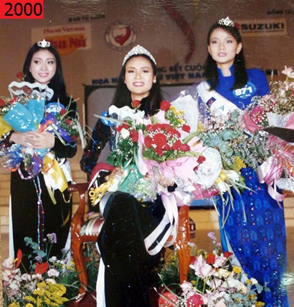 
Ngô Thanh Vân (ngoài cùng bên trái) đăng quang Á hậu 2 cuộc thi Hoa hậu phụ nữ Việt Nam qua ảnh năm 2000.
