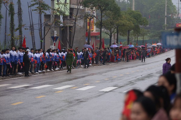 Học sinh của các trường THCS ở Thị trấn Đồng Đăng đứng dọc hai bên đoạn đường dẫn vào nhà ga Đồng Đăng