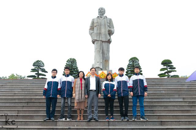
Nguyễn Xuân Quỳnh (thứ 3 từ phải sang) và đội tuyển môn Sinh học Trường THPT chuyên Đại học Vinh chụp ảnh lưu niệm cùng lãnh đạo nhà trường và giáo viên bồi dưỡng. (Ảnh: Vinhuni.edu)
