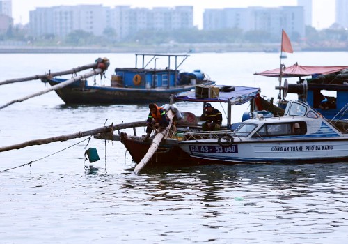 Công an Đà Nẵng phối hợp với ngư dân tìm kiếm thi thể nạn nhân. Ảnh: Nguyễn Đông.