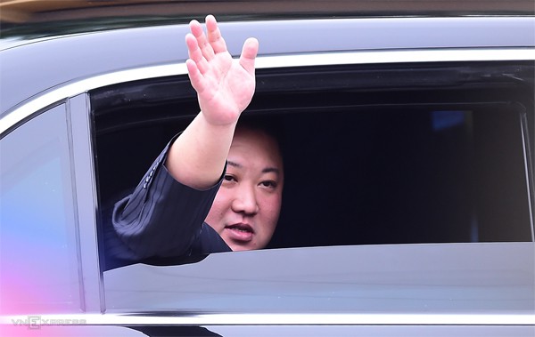 Ông Kim Jong-un hạ kính chào người dân Đồng Đăng, Lạng Sơn trước khi xe lăn bánh về Hà Nội. Ảnh: Giang Huy.