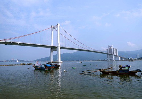 Hời khai phi tang xác con gái ở khu vực chân cầu Thuận Phước. Ảnh: Nguyễn Đông.