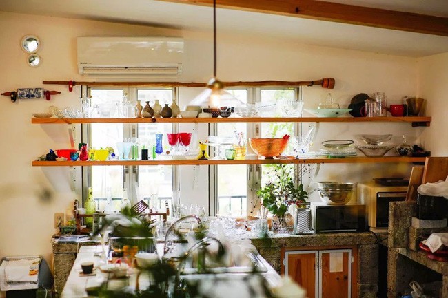 Tầng 1 là nơi bày biện khu vực bếp núc, phòng khách.