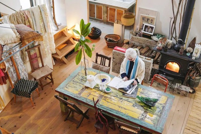 Sàn tầng 1 được thiết kế ấn tượng từ vật liệu từ thiên nhiên và tận dụng đồ cũ.