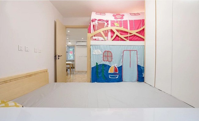 Chiếc giường ngủ còn được bố trí thêm giường tầng phía trên với màu hồng ngọt ngào, dễ thương dành cho bé thứ hai.