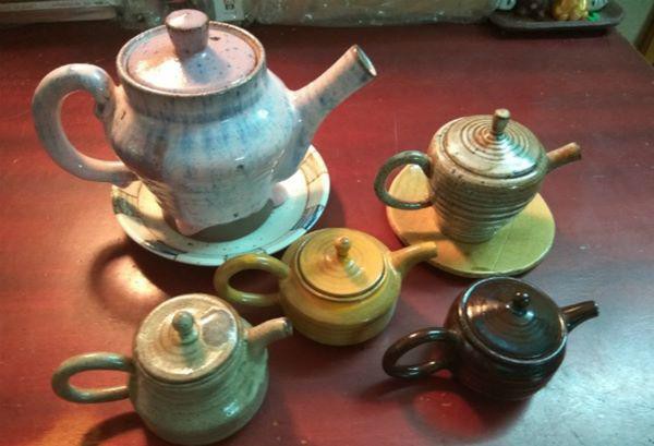 
Theo ông, vẻ đẹp của chiếc ấm trà độc đáo ở chất tạo hình và kiểu dáng phong phú, do các nghệ nhân nổi tiếng làm ra. Nhiều chiếc ấm làm đơn chiếc nên trở thành quý hiếm.
