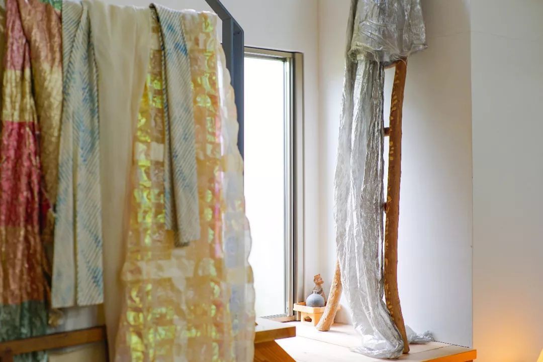 Những tấm vải được hoàn thiện từ đôi bàn tay khéo léo và khối óc sáng tạo.