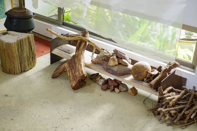 Trang trí nhà bằng những cành cây khô.