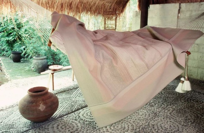 Võng được mắc phía sau nhà để bà Yuzi tận hưởng cảm giác trong lành của thiên nhiên.