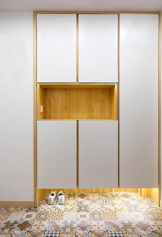 Tủ đựng giày được bố trí ngay cạnh.