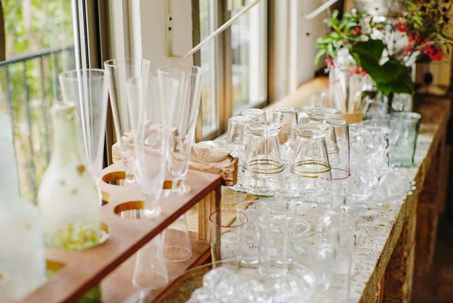 Những góc nhỏ được bà sưu tầm đủ loại đồ dùng.