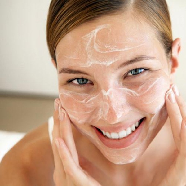 Bạn nên hướng đến những công thức sữa rửa mặt tự nhiên dành riêng cho da dầu mụn để làm sạch mặt. 