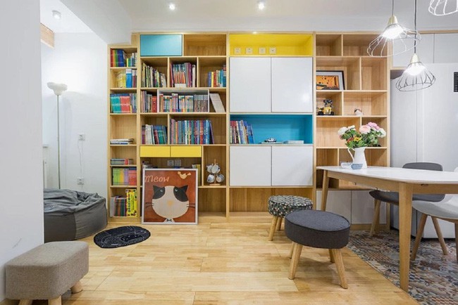 Không gian phòng sinh hoạt chung được thiết kế sàn gỗ giật cấp.