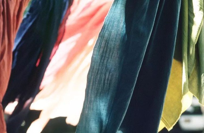 Bà tâm huyết với nghề nhuộm vải.