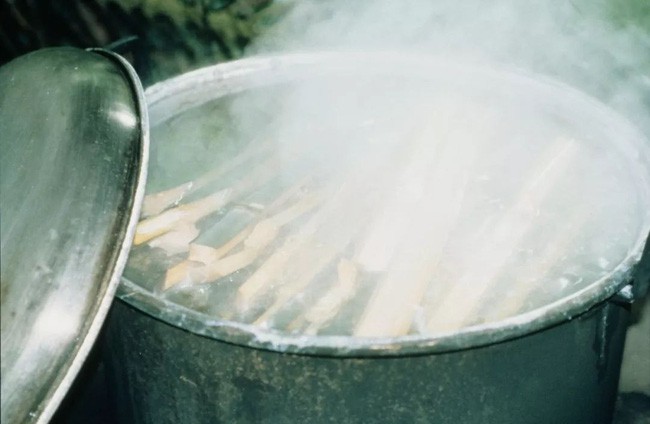 Bà tự trồng tre, dùng tre để tạo nên những gam màu thật đẹp.