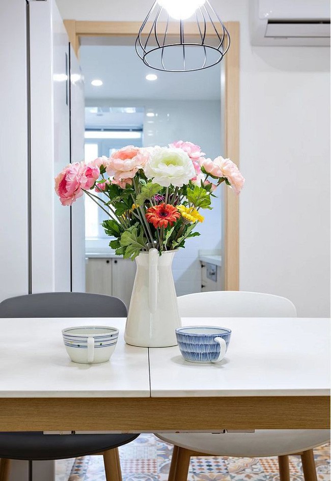 Góc bàn ăn có thêm hoa trang trí.