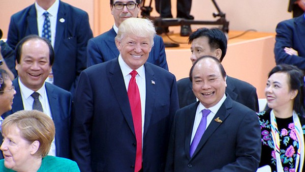 
Tổng thống Donald Trump chụp cùng Thủ tướng Nguyễn Xuân Phúc tại Hội nghị APEC.
