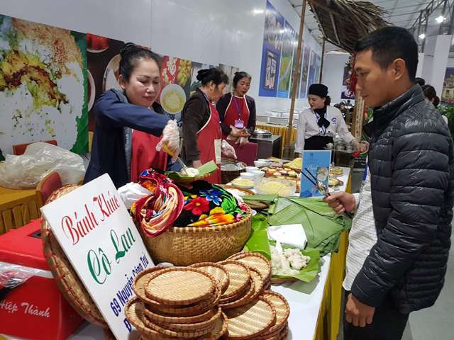 
Món ăn vỉa hè của người Hà Nội là xôi khúc được nhiều phóng viên lựa chọn cho bữa ăn sáng.
