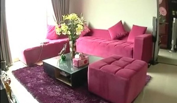 Phòng khách quyến rũ với bộ sofa hồng vân anh độc đáo.
