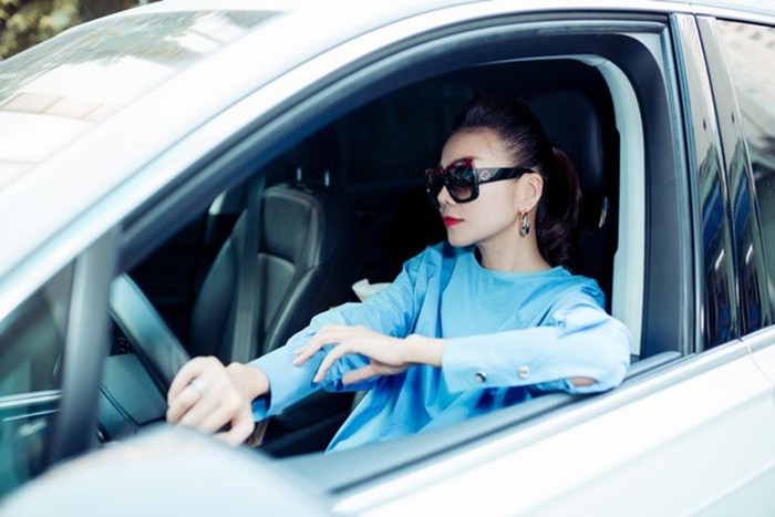 Sau nhiều năm miệt mài cày kéo, chân dài 1m12 giờ đây sở hữu biệt thự, siêu xe, trang sức tiền tỷ, nhẫn kim cương đắt giá... nhiều người mơ ước.