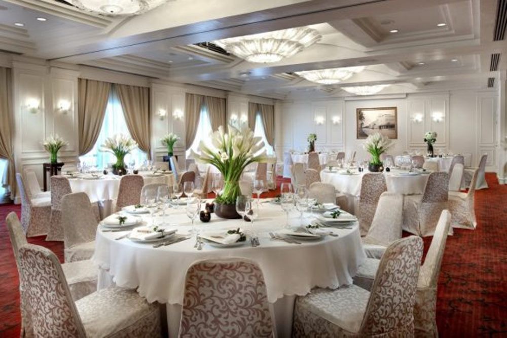 Các phòng hội nghị, hội thảo được thiết kế sang trọng, tinh tế, rộng nhưng vẫn đủ sự ấm cúng. Phòng Thăng Long, phòng họp lớn nhất của khách sạn có sức chứa 120 khách là địa điểm phù hợp để tổ chức các hội thảo quốc tế, tiệc gala và tiệc cocktail. Trong không gian trang trọng mang phong cách châu Âu lịch lãm, phòng Thăng Long có thể được bố trí thành hai khu vực riêng biệt. Nhìn ra mặt phố Lý Thái Tổ, phòng Thăng Long đón khách theo lối vào sảnh chờ của tòa nhà Opera.