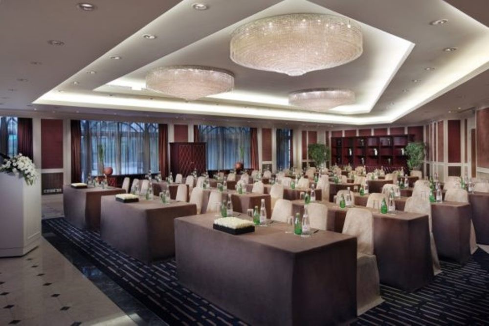 Phòng La Veranda là không gian hội thảo và triển lãm đẳng cấp với nhiều lựa chọn sắp đặt phong phú, kết hợp với dịch vụ tỉ mỉ đến từng chi tiết và thái độ phục vụ chuyên nghiệp. Điểm đến đa mục đích này được thiết kế thời thượng với gam màu hạt dẻ, chàm và nâu gụ tinh tế, nhìn ra khung cảnh bể bơi và khu vườn xanh mát. Nằm ở tầng trệt, La Veranda đón khách theo lối vào sảnh chờ của tòa nhà Opera. Với diện tích khoảng 184 m², La Veranda có thể chào đón các buổi gala, tiệc tối cocktail, hội thảo và các bữa tiệc lớn cho tối đa 150 khách.