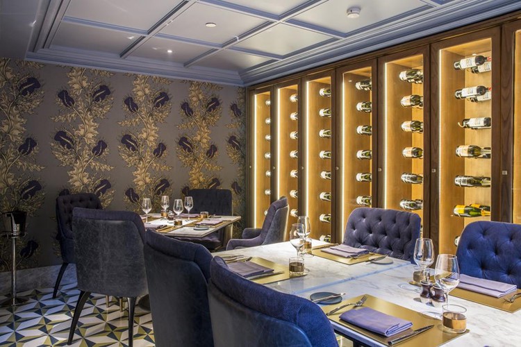 Nhà hàng trong khách sạn Sofitel Metropole phục vụ các món đặc sản châu Á cũng như Việt Nam và có phòng ăn riêng.