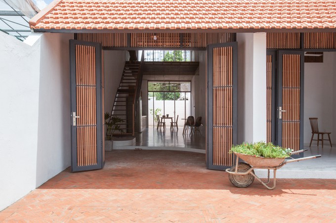 Bề mặt mái lớn giúp ngôi nhà thích nghi với các điều kiện thời tiết địa phương, như hai mùa mưa nắng rõ rệt, nhiệt đới gió mùa.