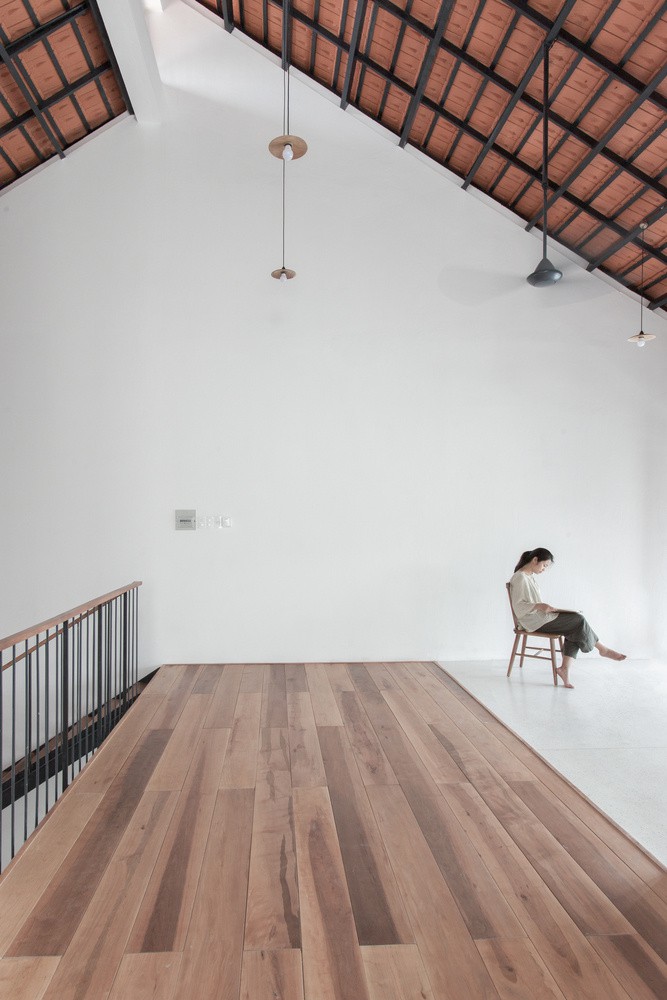 Hệ thống mái lệch giúp cho không khí được lưu thông xuyên suốt theo chiều dọc của nhà.