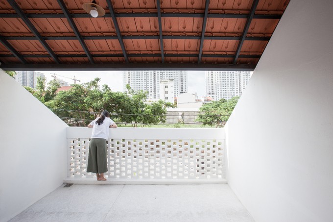 Ngói đất nung rẻ tiền và phổ biến, có giá trị làm mát nhà hơn hẳn những loại mái khác.