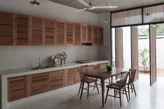 Nội thất trong nhà chủ đạo dùng gỗ thao lao, loại gỗ phổ biến ở miền Tây và phụ cận, có màu sắc đồng điệu với màu gạch ngói.