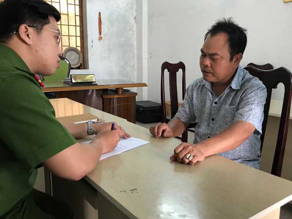 
Dân khai nhận vụ việc tại cơ quan công an.
