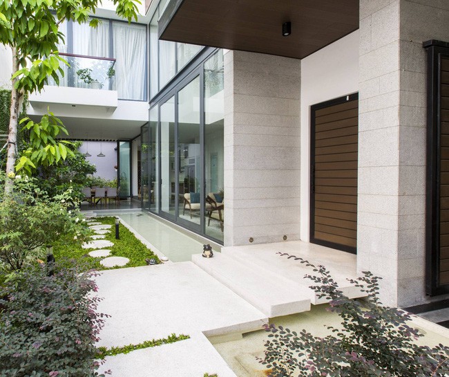 Khu vườn với cây xanh, thảm cỏ xanh mượt và hồ nước dài bao quanh như giúp gia chủ có thể thả hồn vào thiên nhiên.