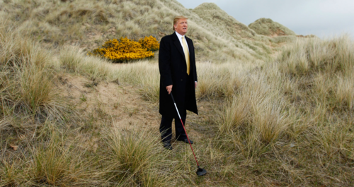 Trump đứng trên một sân golf của ông ở Scotland, năm 2010.